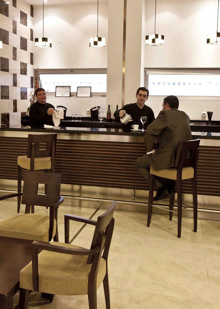 Nh Gran Hotel Casino De Extremadura Badajoz Bagian luar foto A bar at the airport
