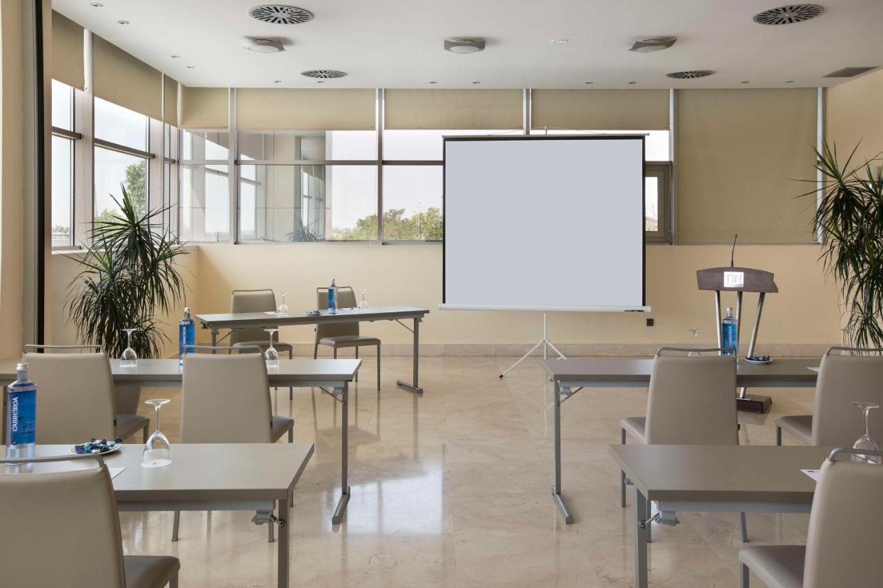 Nh Gran Hotel Casino De Extremadura Badajoz Bagian luar foto A projection screen