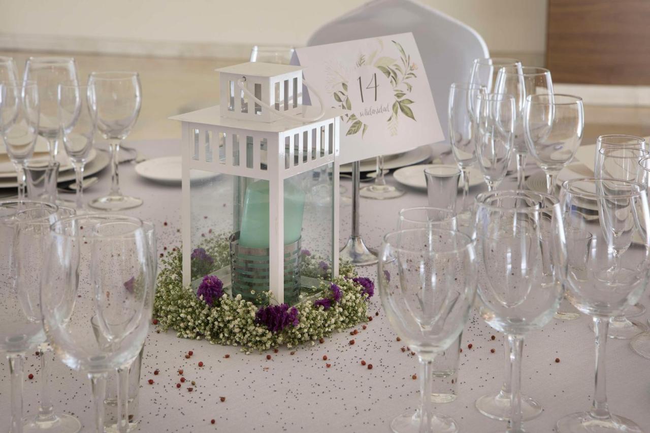 Nh Gran Hotel Casino De Extremadura Badajoz Bagian luar foto A table centrepiece at a wedding