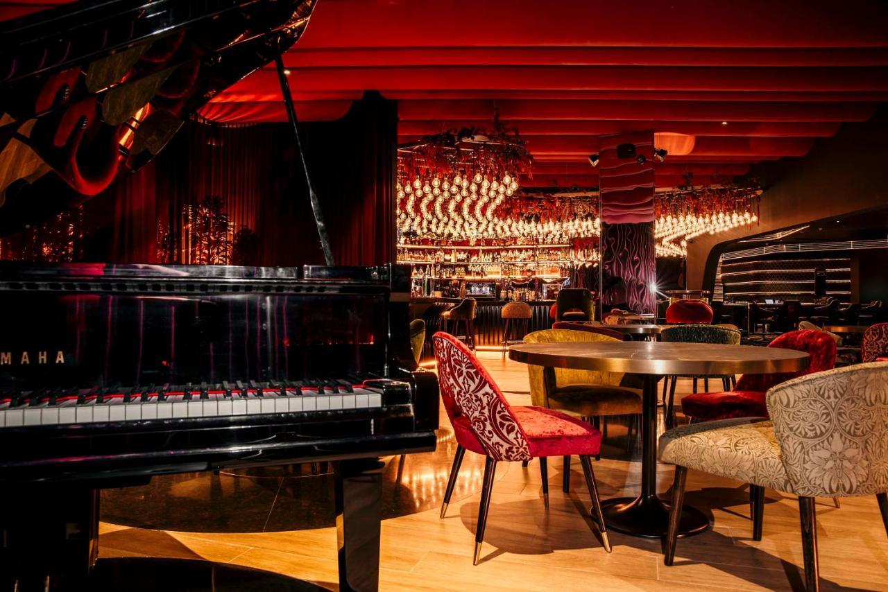 Nh Gran Hotel Casino De Extremadura Badajoz Bagian luar foto The piano bar at the Mandarin Oriental