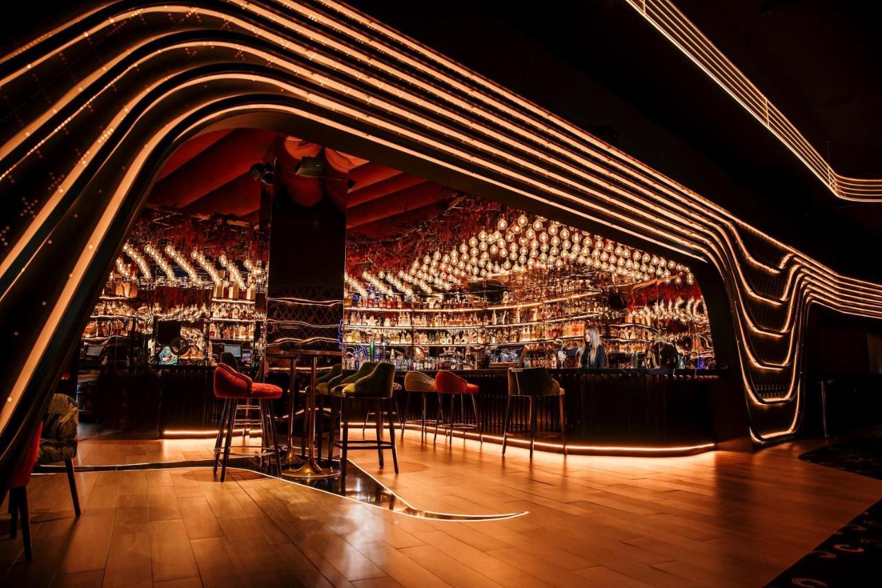Nh Gran Hotel Casino De Extremadura Badajoz Bagian luar foto The bar at the 1018